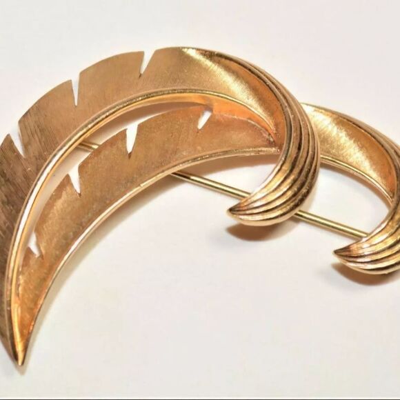 VINTAGE SIGNED CROWN TRIFARI FLORAL GOLD TONE 2" BROOCH - Picture 5 of 7